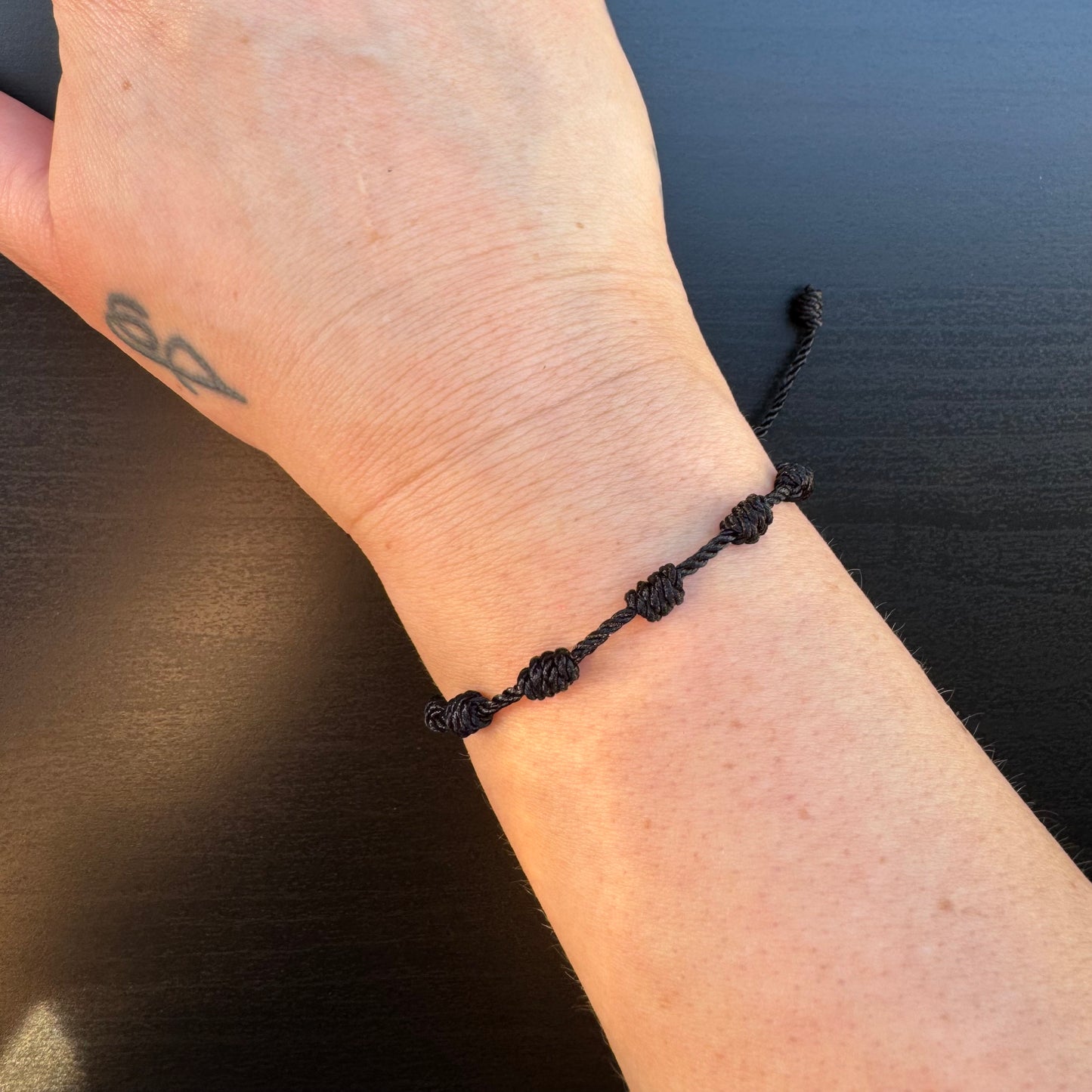 Sieben Knoten Schutzarmband – Schwarz