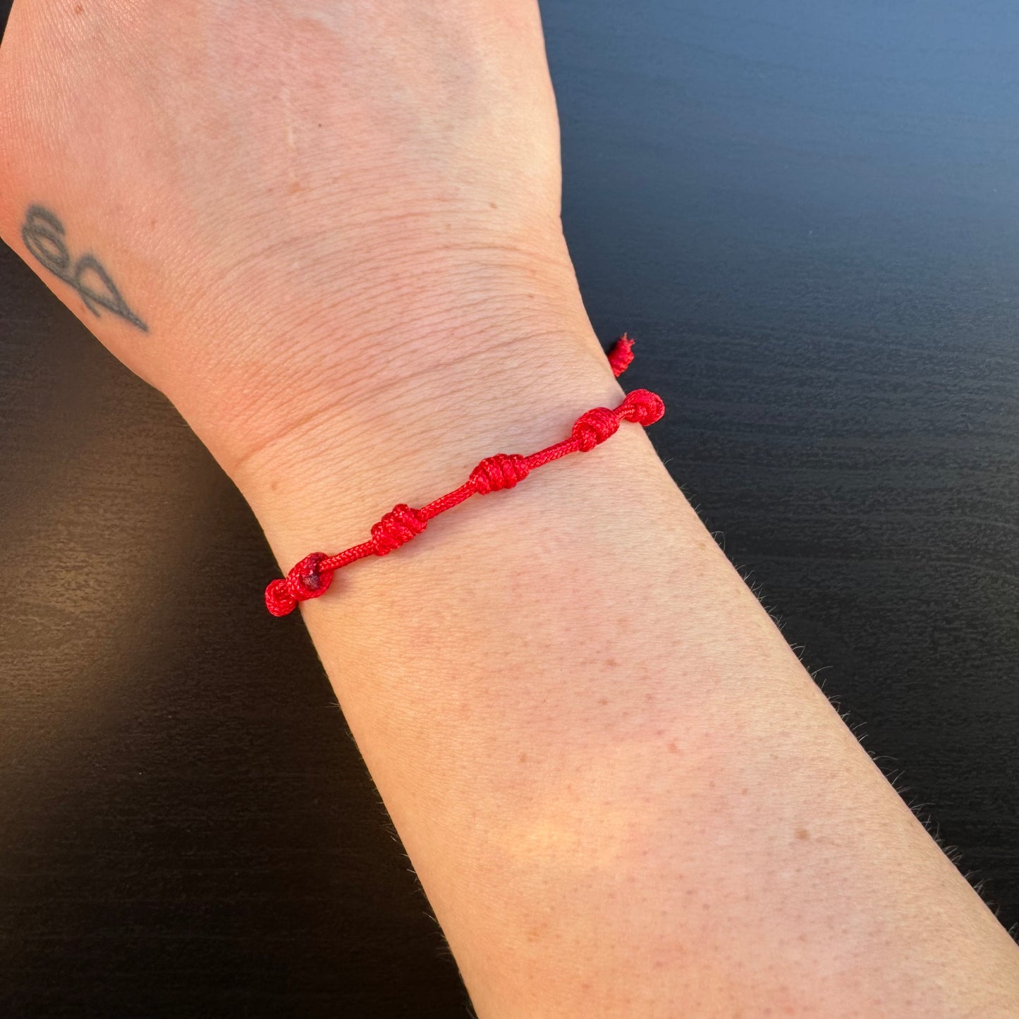 Sieben Knoten Schutzarmband – Rot
