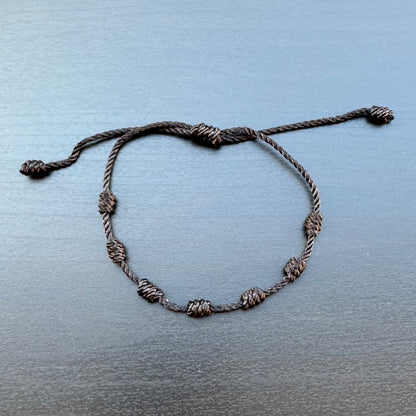 Sieben Knoten Schutzarmband – Schwarz