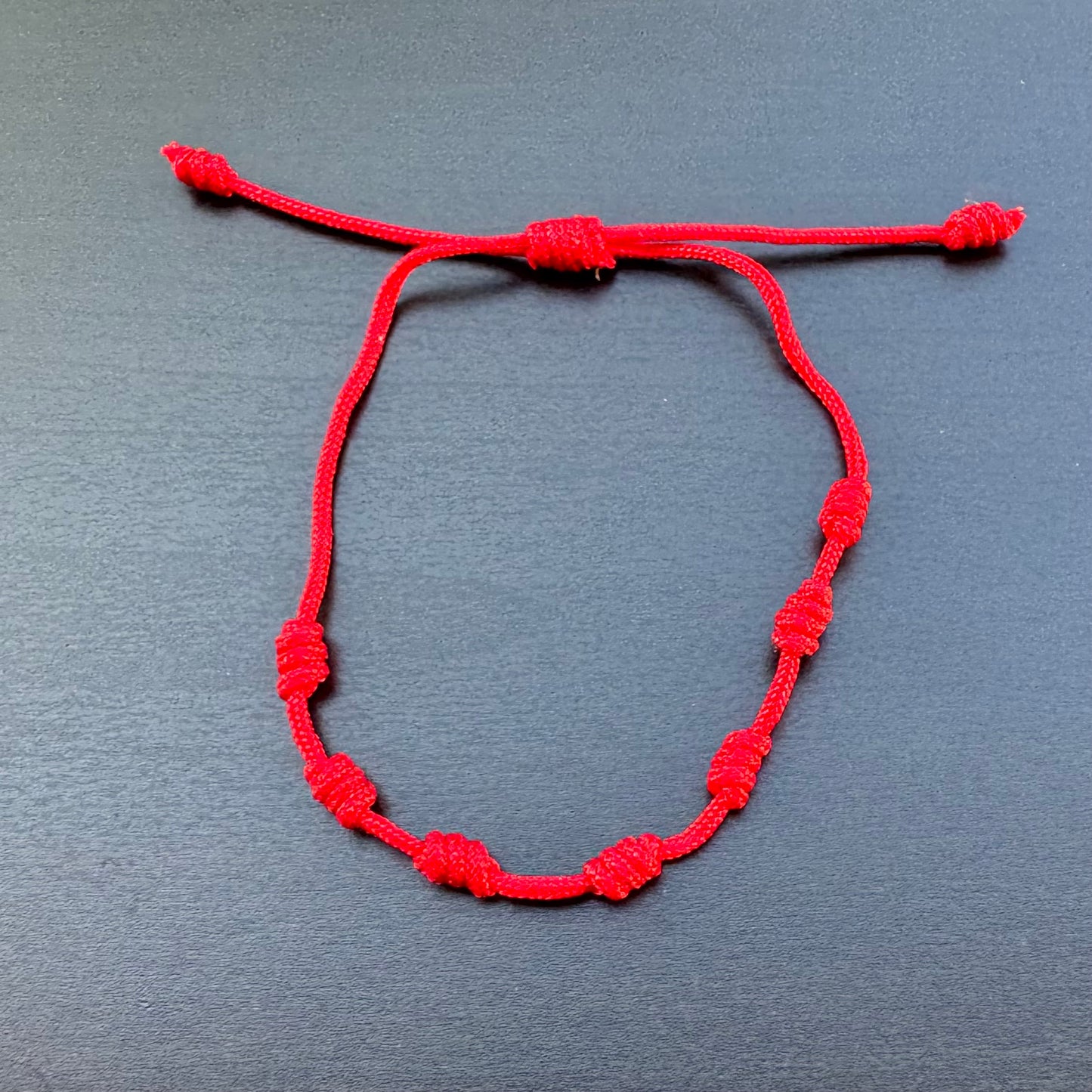 Sieben Knoten Schutzarmband – Rot